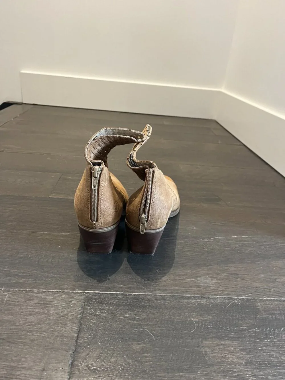 Casta Tan Suede Cut-Out Western‑Style Pointed Toe Ankle Booties (Size 41) - Picture 4 of 4